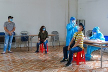 Hình ảnh ngày đầu xét nghiệm Covid-19 cho hơn 6.000 dân từ TPHCM về Hà Nội