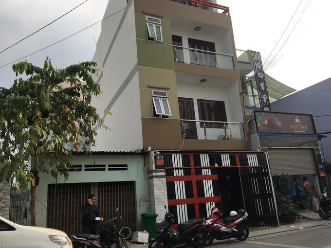 Công an khám xét nhà đại gia vàng Phúc XO sau nghi án dính đến ma túy trong quán karaoke ở Sài Gòn - Ảnh 2.