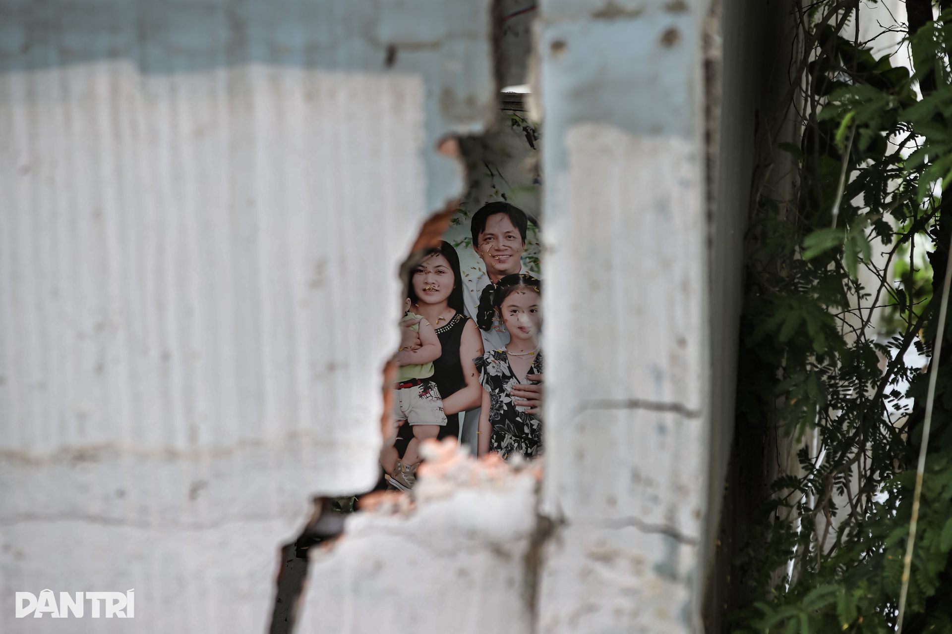 Ngổn ngang hiện trường sạt lở nhà dân ven sông ở Long An - 3 Ngổn ngang hiện trường sạt lở nhà dân ven sông ở Long An - 3