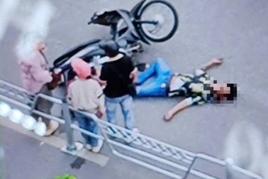 Đâm vào hàng rào phân làn đường Võ Chí Công, người đàn ông bị trọng thương