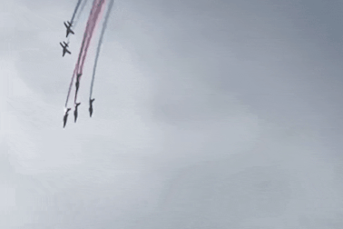 Hai máy bay quân sự Pháp đâm nhau trên không, nổ như cầu lửa