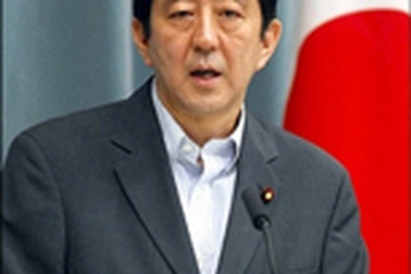 Chính khách Nhật nhận “thư dao găm”