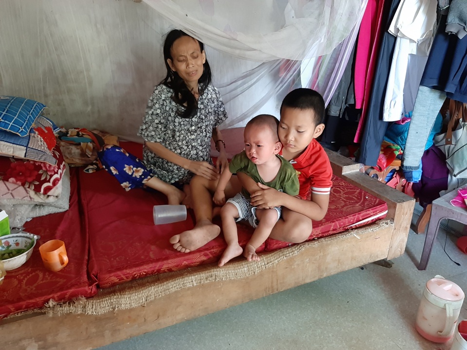 Quặn lòng cảnh người mẹ tiều tuỵ nhìn con thơ khóc ngằn ngặt thèm sữa - 1 Quặn lòng cảnh người mẹ tiều tuỵ nhìn con thơ khóc ngằn ngặt thèm sữa - 1
