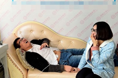 Các ông bố Trung Quốc xếp hàng chờ... đau đẻ