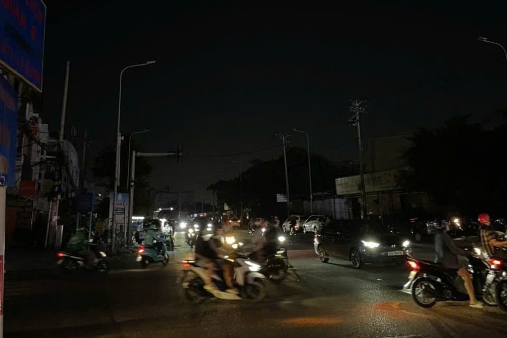 Từ ngã tư đến sạp hàng, người dân TPHCM chật vật vì mất điện - 1 Từ ngã tư đến sạp hàng, người dân TPHCM chật vật vì mất điện - 1