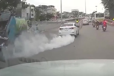 “Ô tô điên” đâm đổ xe rác rồi hất ngã nhân viên vệ sinh ra đường