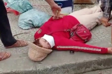 Ban quản lý chợ mải cưỡng chế hàng rong, mặc kệ người dân ngã bất tỉnh?