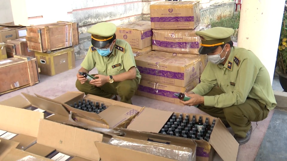 Bắt giữ hàng ngàn bao thuốc lá, dung dịch diệt khuẩn lậu - 2 Bắt giữ hàng ngàn bao thuốc lá, dung dịch diệt khuẩn lậu - 2