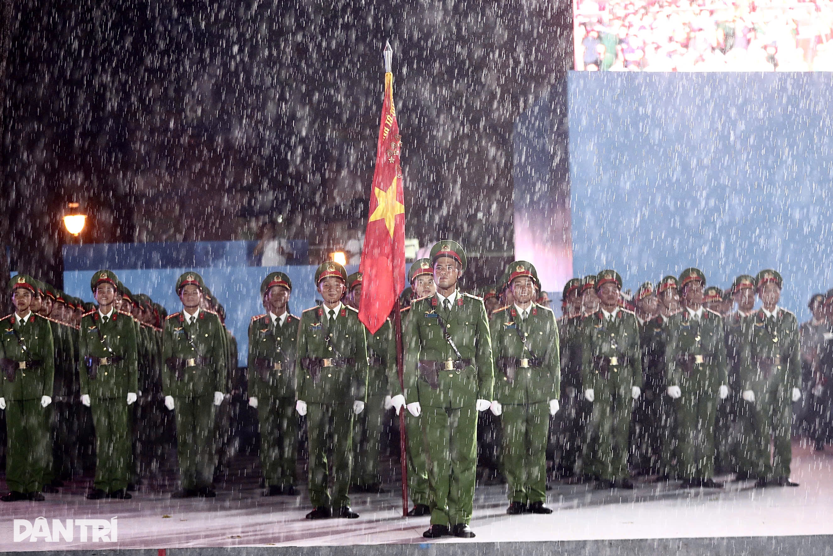 View - Người dân TPHCM reo mừng khi chiến sĩ tham gia diễu binh xuất hiện | Báo Dân trí