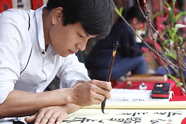 Thu nhập cao, lớp trẻ "xâm lấn" phố ông đồ Hà Nội