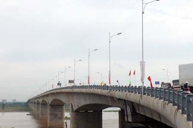 Hà Nội: Phân luồng giao thông sửa mặt cầu Vĩnh Tuy