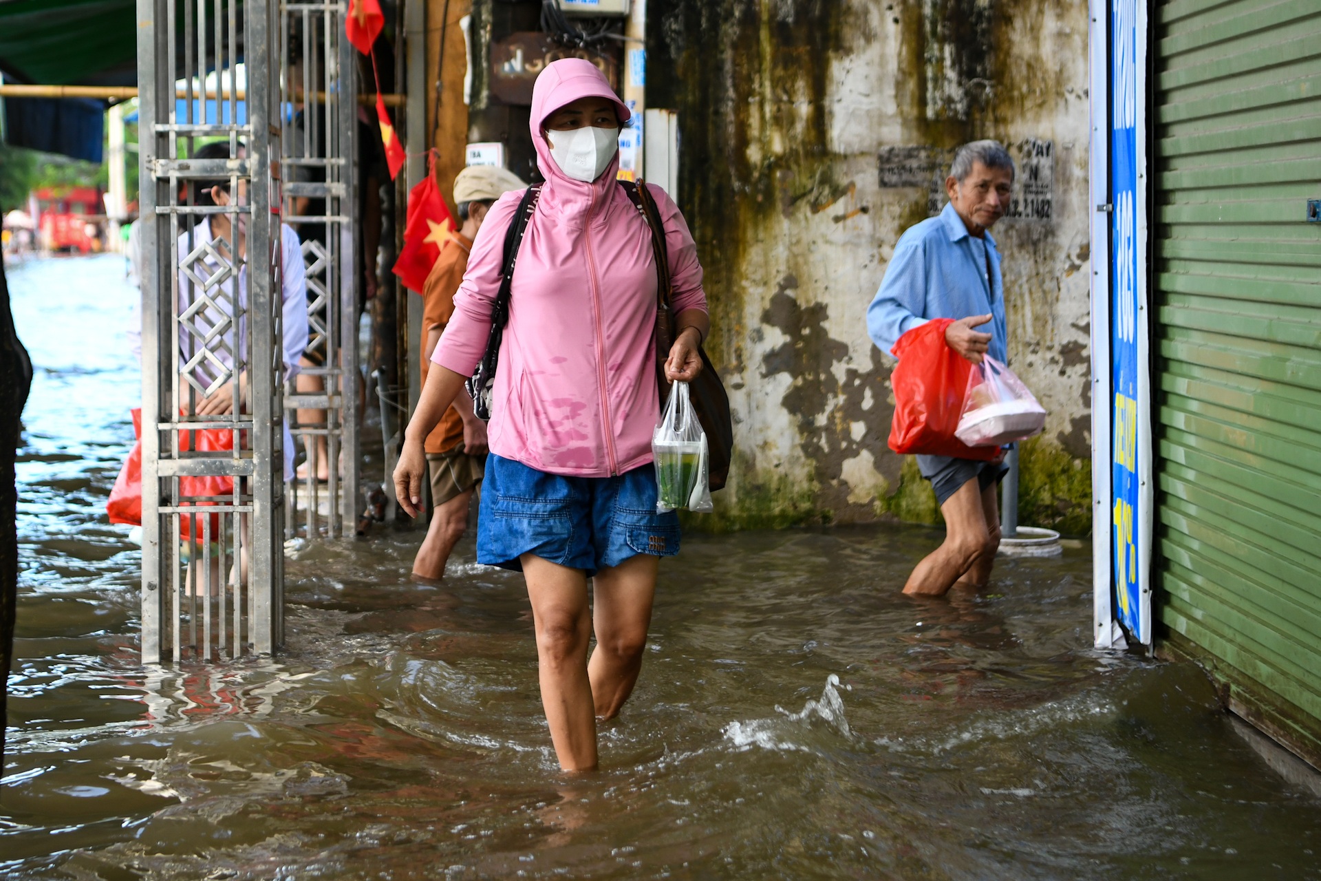 Xóm ung thư ở Hà Nội ngập sâu, bệnh nhân lội nước đi xin ngủ nhờ - 10 Xóm ung thư ở Hà Nội ngập sâu, bệnh nhân lội nước đi xin ngủ nhờ - 10