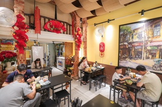 Lệ Quyên "mê mẩn" quán bún riêu Hà Nội, thường xuyên ghé mỗi dịp ra Bắc - 4