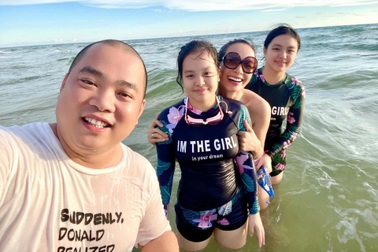 Sau hơn 100 ngày "kẹt" ngoài đảo, gia đình Thúy Hạnh mừng rỡ được về nhà