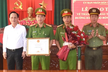 Khen thưởng nóng Công an Bạc Liêu triệt xóa các ổ cá độ bóng đá