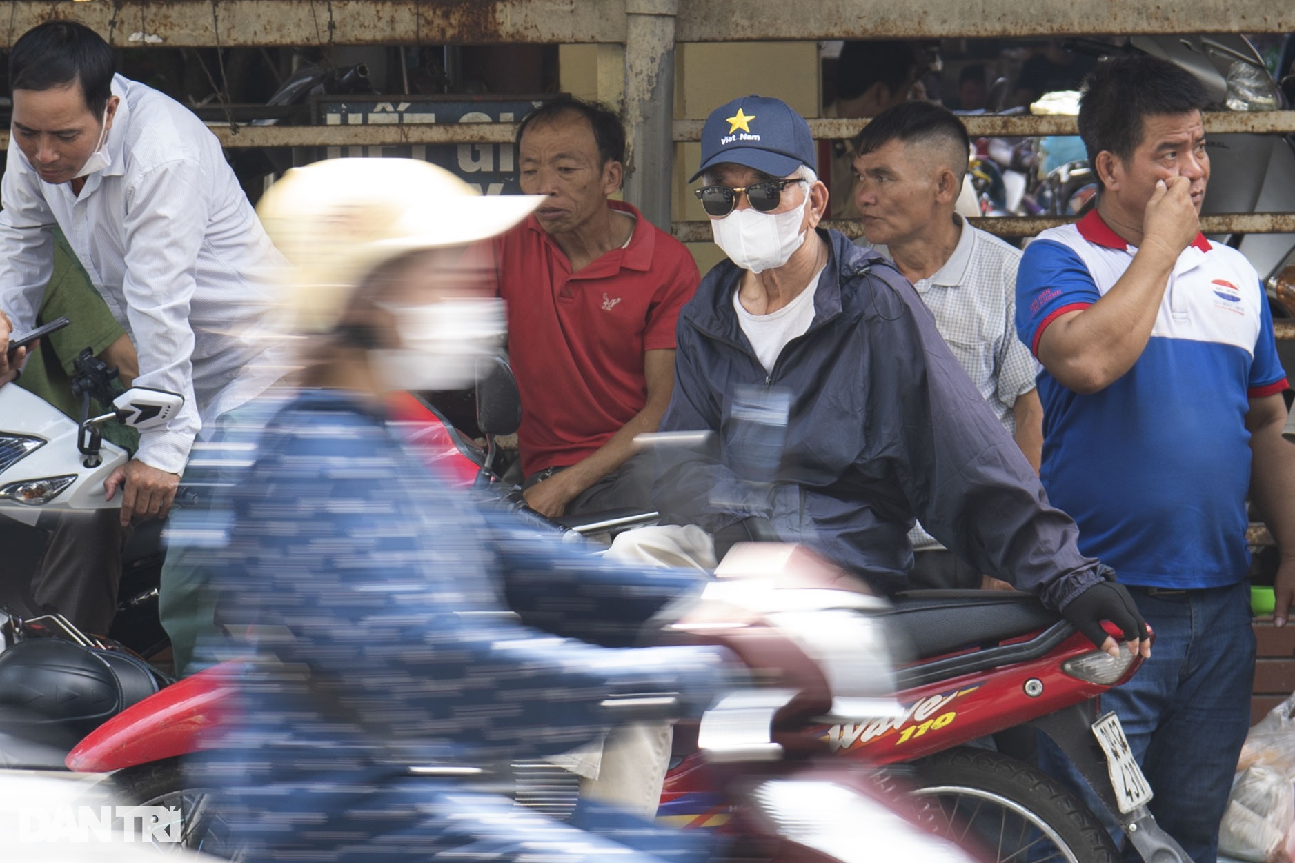 Cụ bà 102 tuổi ngày đêm bán hàng mưu sinh ở phố cổ Hà Nội - 8 Cụ bà 102 tuổi ngày đêm bán hàng mưu sinh ở phố cổ Hà Nội - 8