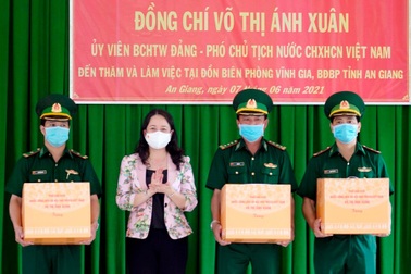 Phó Chủ tịch nước thăm lực lượng chống dịch tại An Giang