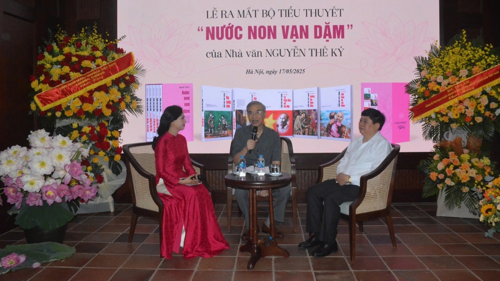 Nhà văn Nguyễn Thế Kỷ viết về Bác Hồ: Ấp ủ 20 năm, lạc rang luôn ở trên bàn - 4 Nhà văn Nguyễn Thế Kỷ viết về Bác Hồ: Ấp ủ 20 năm, lạc rang luôn ở trên bàn - 4