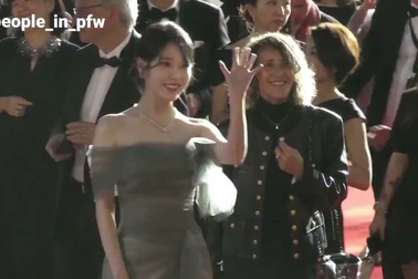 Ca sĩ IU tỏa sáng trên thảm đỏ LHP Cannes 2022