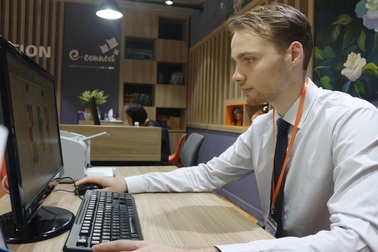 Thầy giáo Anh quốc điển trai với châm ngôn: “Giáo dục cần tôn trọng sự đa dạng”