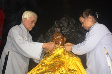 Độc đáo lễ thay xiêm y Mẫu tại Tháp Bà Ponagar