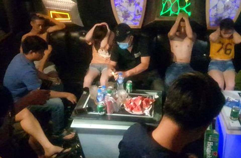 Hà Nội: Triệt phá “động lắc” trá hình trong quán mát-xa - 2 Hà Nội: Triệt phá “động lắc” trá hình trong quán mát-xa - 2