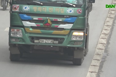 Hãi hùng nhìn cảnh "hổ vồ" nghêng ngang chở đất thải trên đường phố Hà Nội