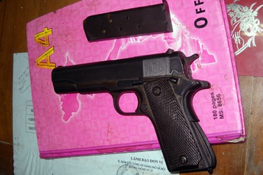 Mang súng đi đòi nhà