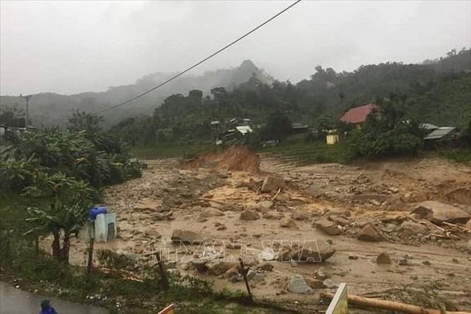 11 người bị núi vùi lấp ở huyện Phước Sơn, đã tìm thấy 5 thi thể - 2 11 người bị núi vùi lấp ở huyện Phước Sơn, đã tìm thấy 5 thi thể - 2