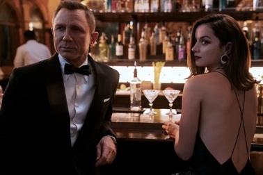 Phim "bom tấn" phải hoãn chiếu vì nhân vật sử dụng điện thoại quá lỗi thời