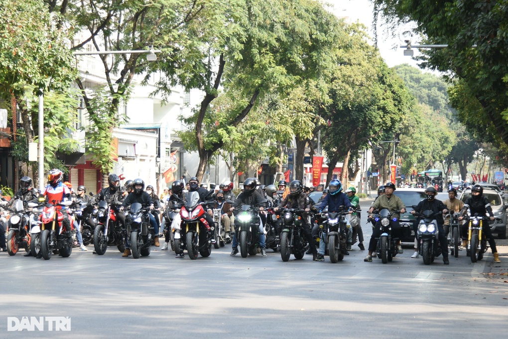 Người chơi mô-tô tại Hà Nội xuống phố tụ họp chào xuân Giáp Thìn - 13