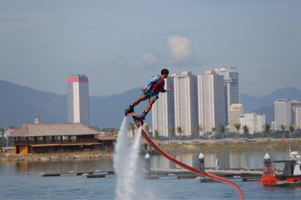 Hấp dẫn màn trình diễn thuyền buồm trên vịnh Nha Trang - 4