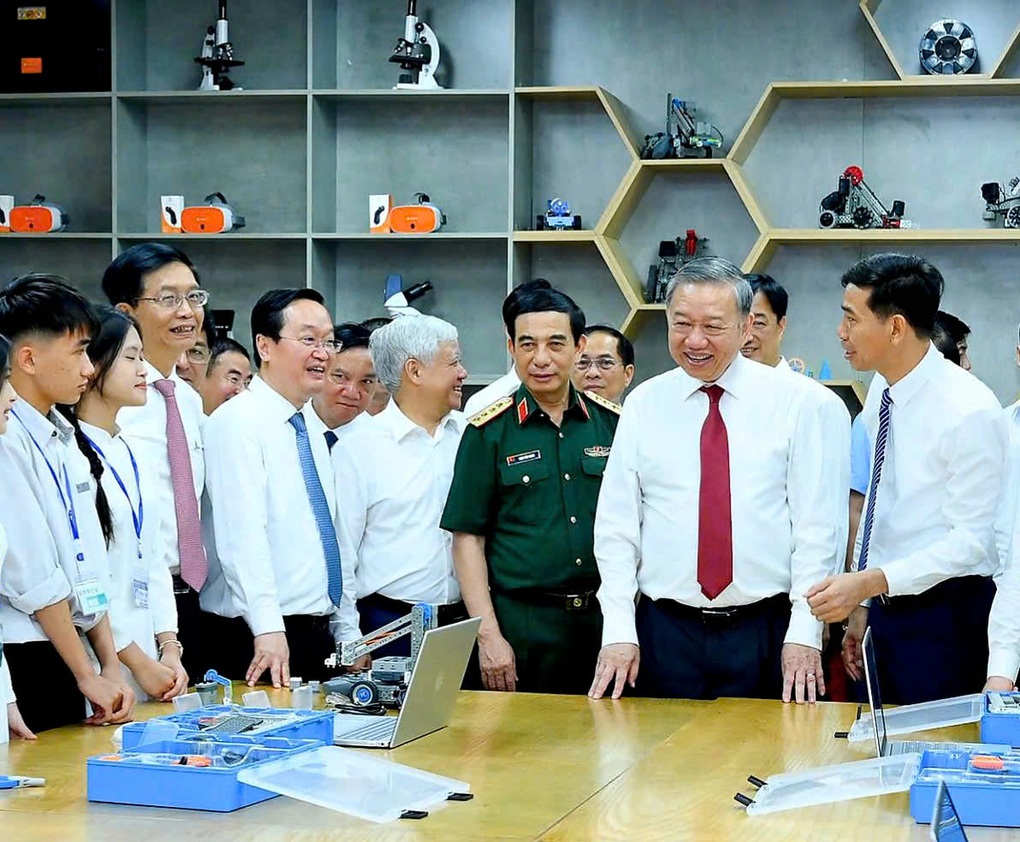 Tổng Bí thư Tô Lâm trao tặng phòng học STEM cho trường THPT Kim Liên - 2 Tổng Bí thư Tô Lâm trao tặng phòng học STEM cho trường THPT Kim Liên - 2