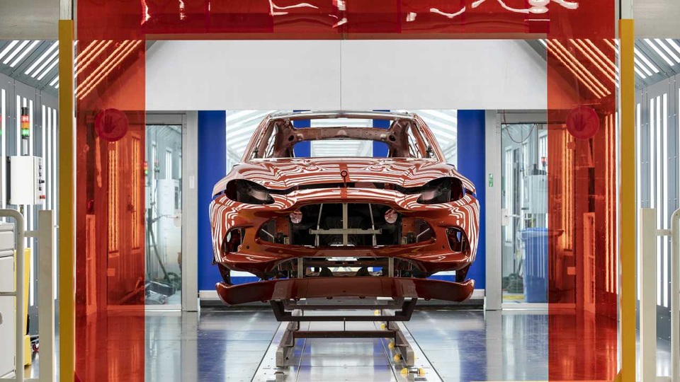 Aston Martin trông ngóng đến ngày có thể sản xuất xe crossover - 1 Aston Martin trông ngóng đến ngày có thể sản xuất xe crossover - 1