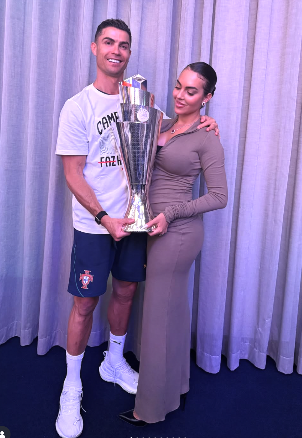 Vợ của Ronaldo: Từ nhân viên bán hàng tới bà xã cầu thủ sở hữu 1 tỷ USD - 3 Vợ của Ronaldo: Từ nhân viên bán hàng tới bà xã cầu thủ sở hữu 1 tỷ USD - 3