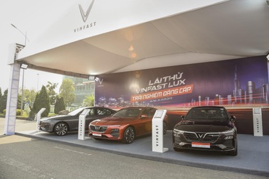 Hàng nghìn lượt khách phấn khích lái thử xe VinFast Lux tại Hà Nội