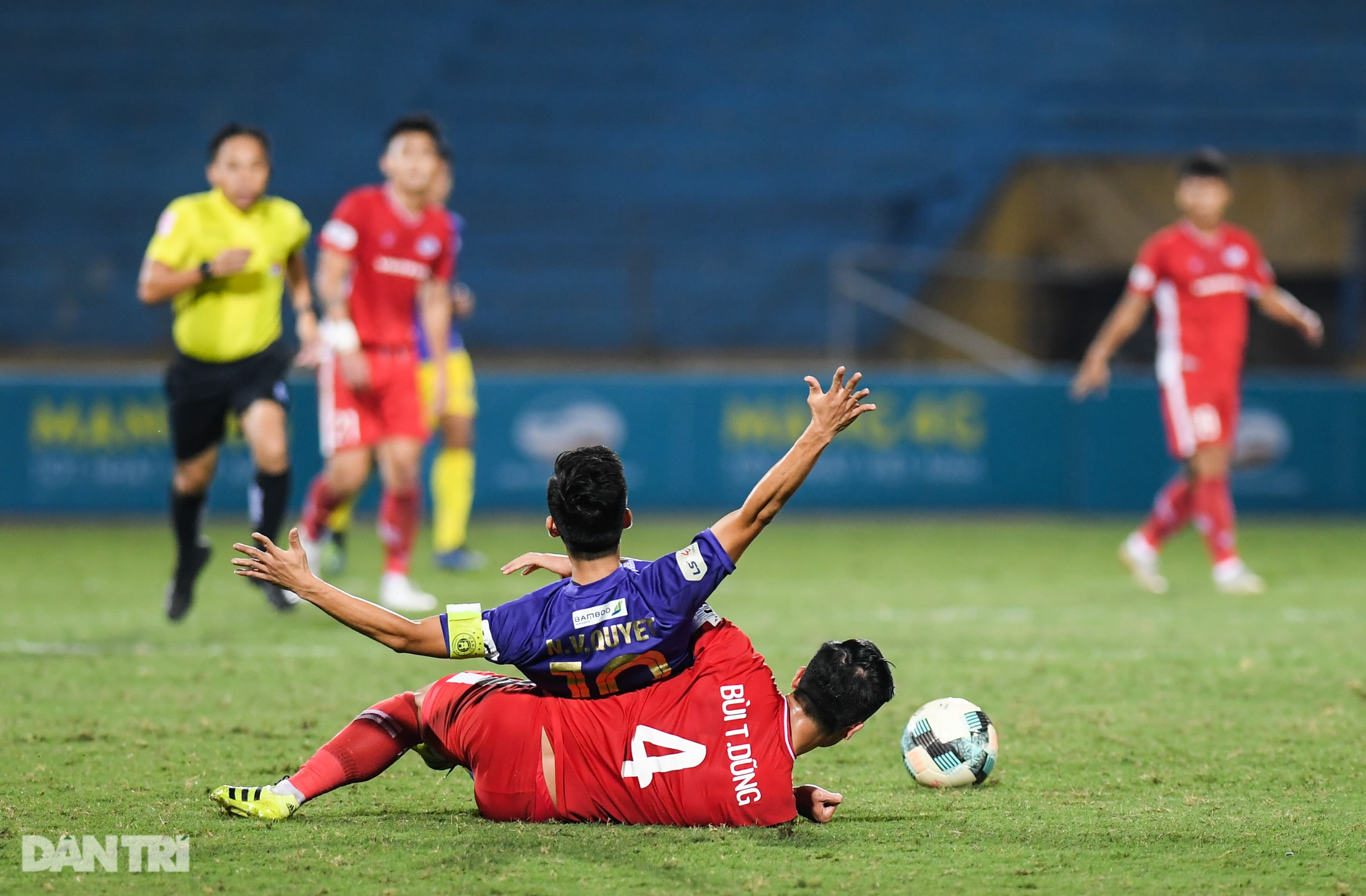 CLB Viettel 0-0 CLB Hà Nội: Kẻ vững ngôi đầu, người tụt thứ hạng - 8 CLB Viettel 0-0 CLB Hà Nội: Kẻ vững ngôi đầu, người tụt thứ hạng - 8