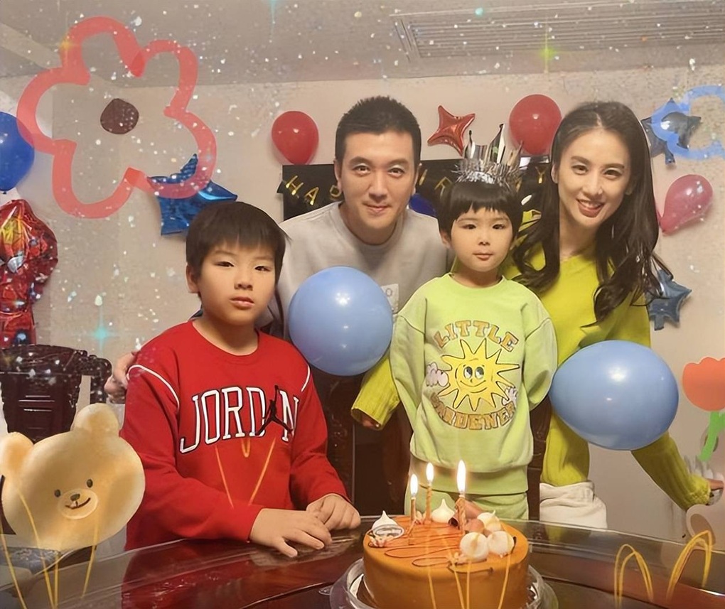Nàng dâu bạc tỷ thất nghiệp, livestream bán đồ lót tăng thu nhập - 4 Nàng dâu bạc tỷ thất nghiệp, livestream bán đồ lót tăng thu nhập - 4