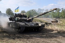 Ukraine điều xe tăng, máy bay chiến đấu đến tiền tuyến ở miền đông giữa lúc căng thẳng