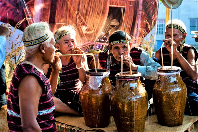 Cồng chiêng và rượu cần, là hai thứ không thể thiếu và được dùng để cúng thần linh trong lễ hội Sayangva