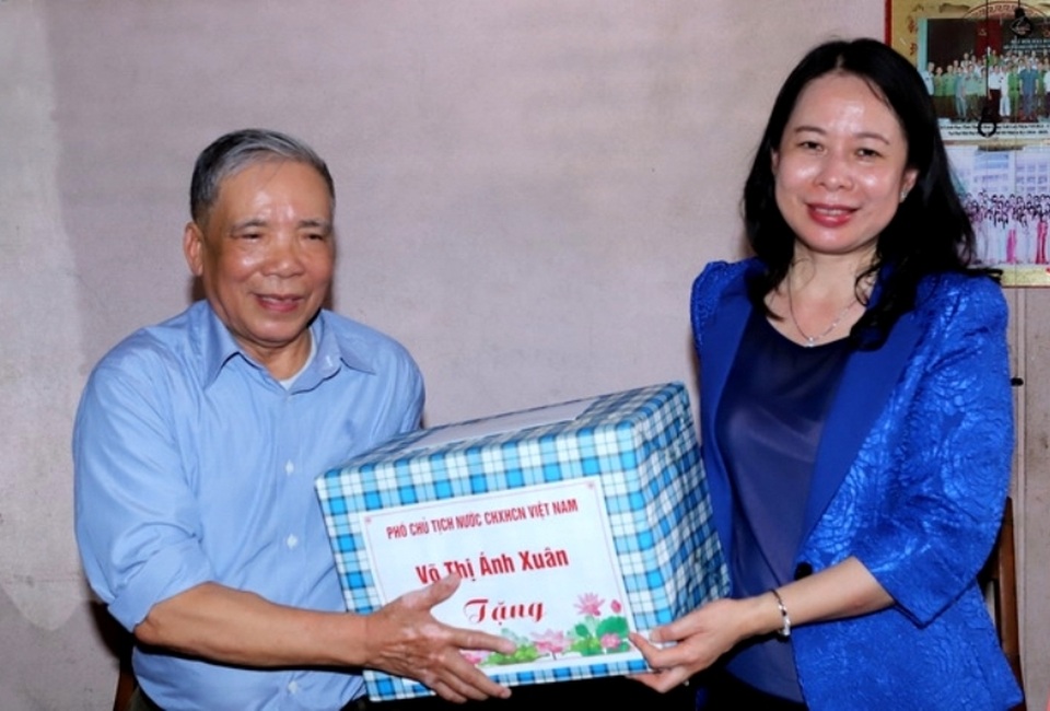 Phó Chủ tịch nước Võ Thị Ánh Xuân thăm, tặng quà gia đình chính sách - 3 Phó Chủ tịch nước Võ Thị Ánh Xuân thăm, tặng quà gia đình chính sách - 3