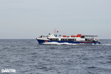 Tàu Cảnh sát biển sẵn sàng đưa người dân về đảo Lý Sơn ăn Tết