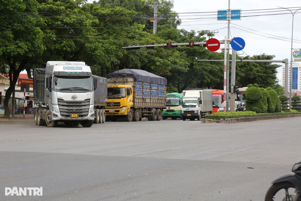 Tài xế lúng túng trong ngày đầu phân làn mới trên quốc lộ 51 qua TPHCM - 3 Tài xế lúng túng trong ngày đầu phân làn mới trên quốc lộ 51 qua TPHCM - 3