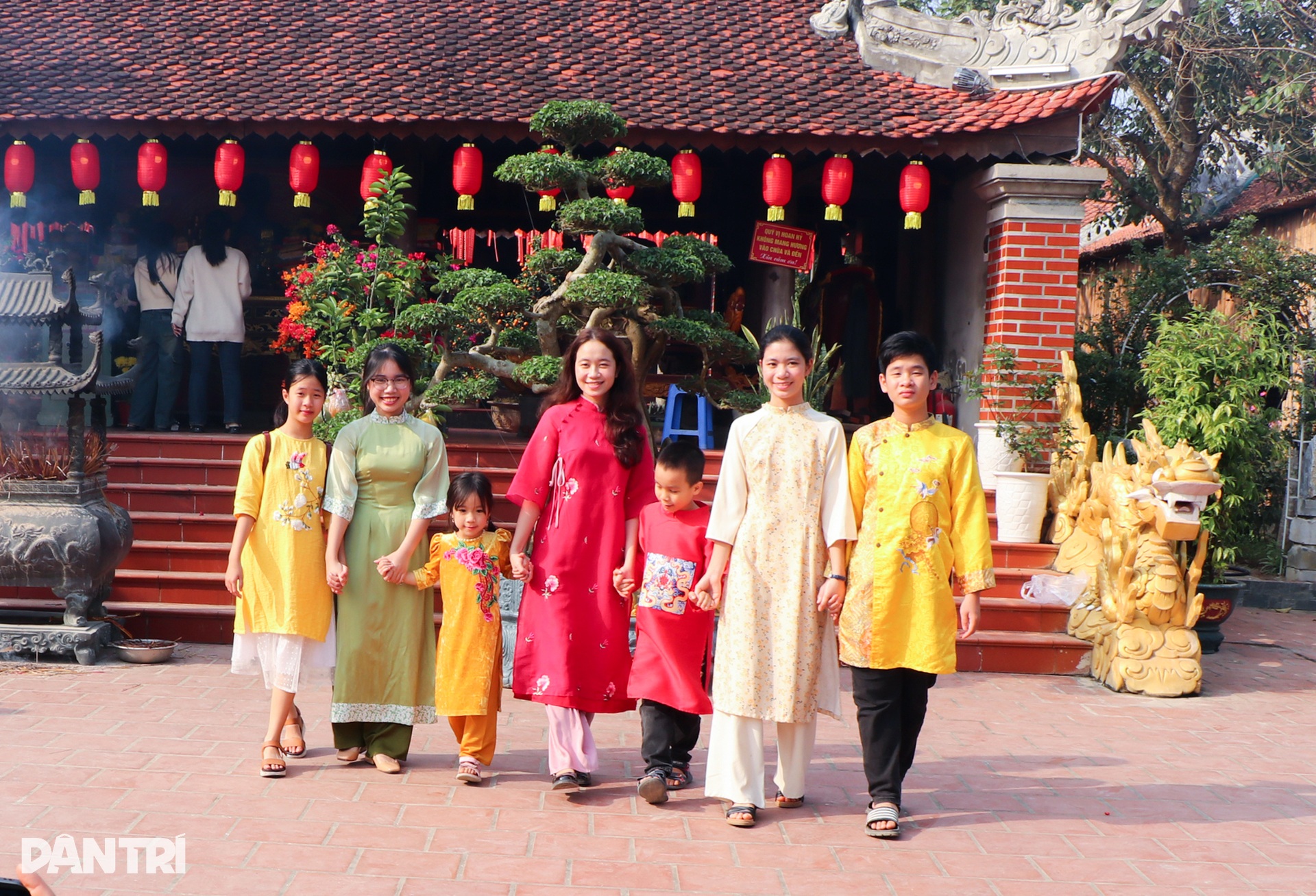 Nắng đẹp, thiếu nữ xúng xính áo dài vãn cảnh chùa ngày đầu năm - 5 Nắng đẹp, thiếu nữ xúng xính áo dài vãn cảnh chùa ngày đầu năm - 5