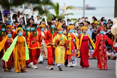 Gần 1.000 người tham gia Lễ hội Diễu hành đường phố đầy màu sắc