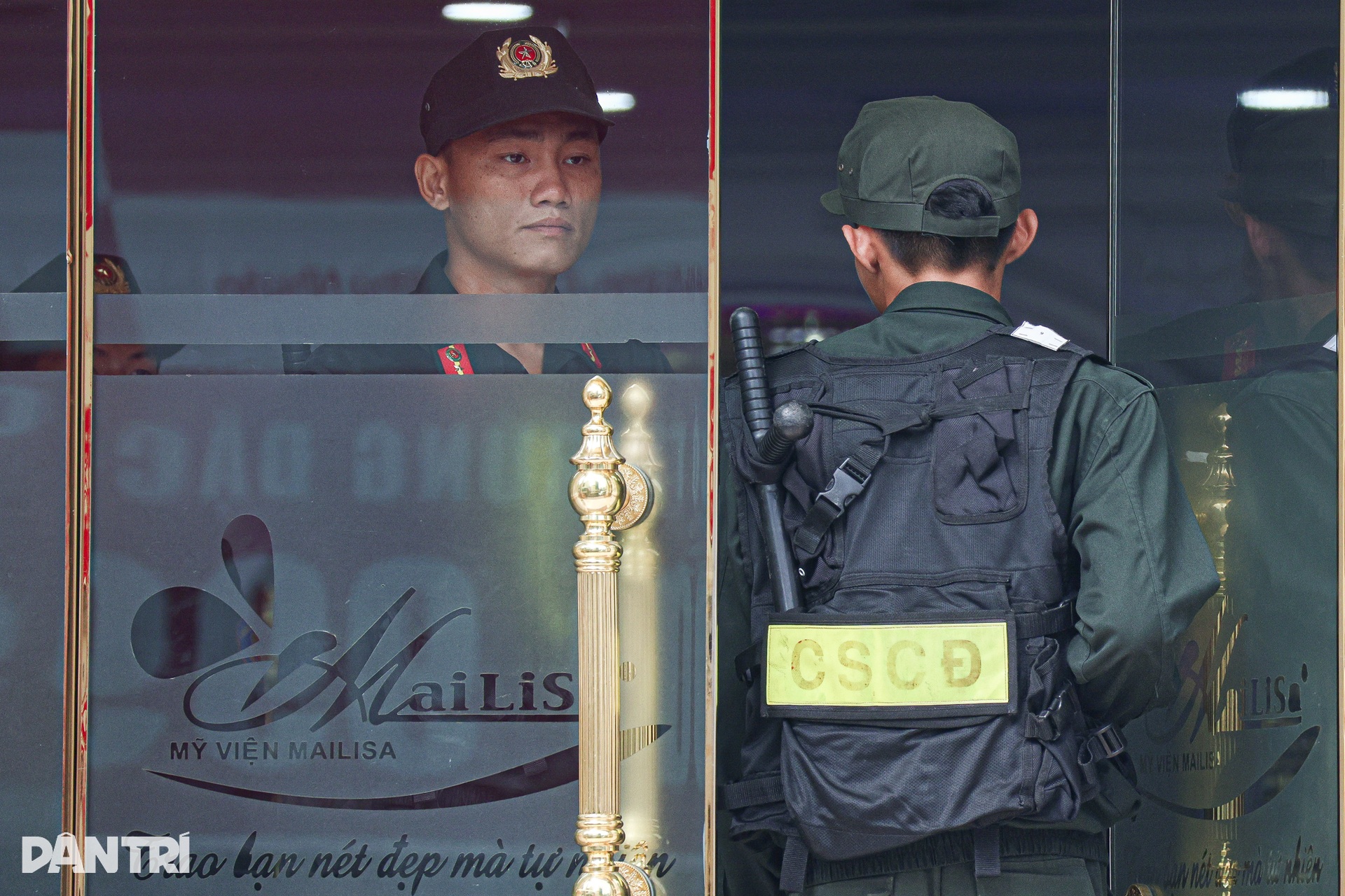 Cảnh sát mang nhiều thùng hồ sơ rời thẩm mỹ viện Mailisa sau 4 giờ làm việc - 2 Cảnh sát mang nhiều thùng hồ sơ rời thẩm mỹ viện Mailisa sau 4 giờ làm việc - 2