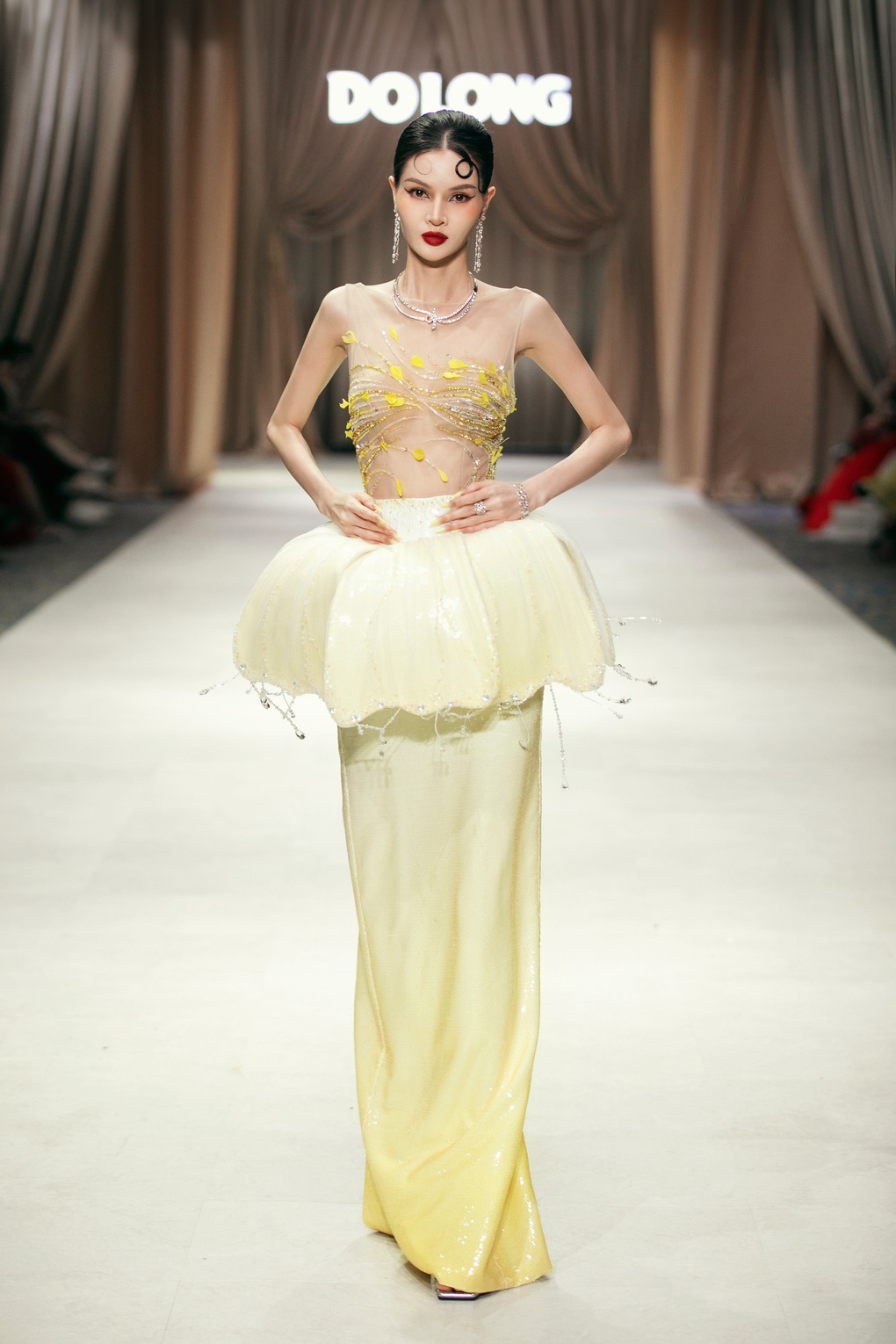 Như Vân, Hương Ly catwalk đôi, khoe đường cong nóng bỏng - 3 Như Vân, Hương Ly catwalk đôi, khoe đường cong nóng bỏng - 3