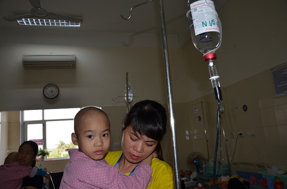 Nhói lòng nghe bé gái bị ung thư xương hỏi: Mẹ ơi chân con đâu rồi? - 7 Nhói lòng nghe bé gái bị ung thư xương hỏi: Mẹ ơi chân con đâu rồi? - 7