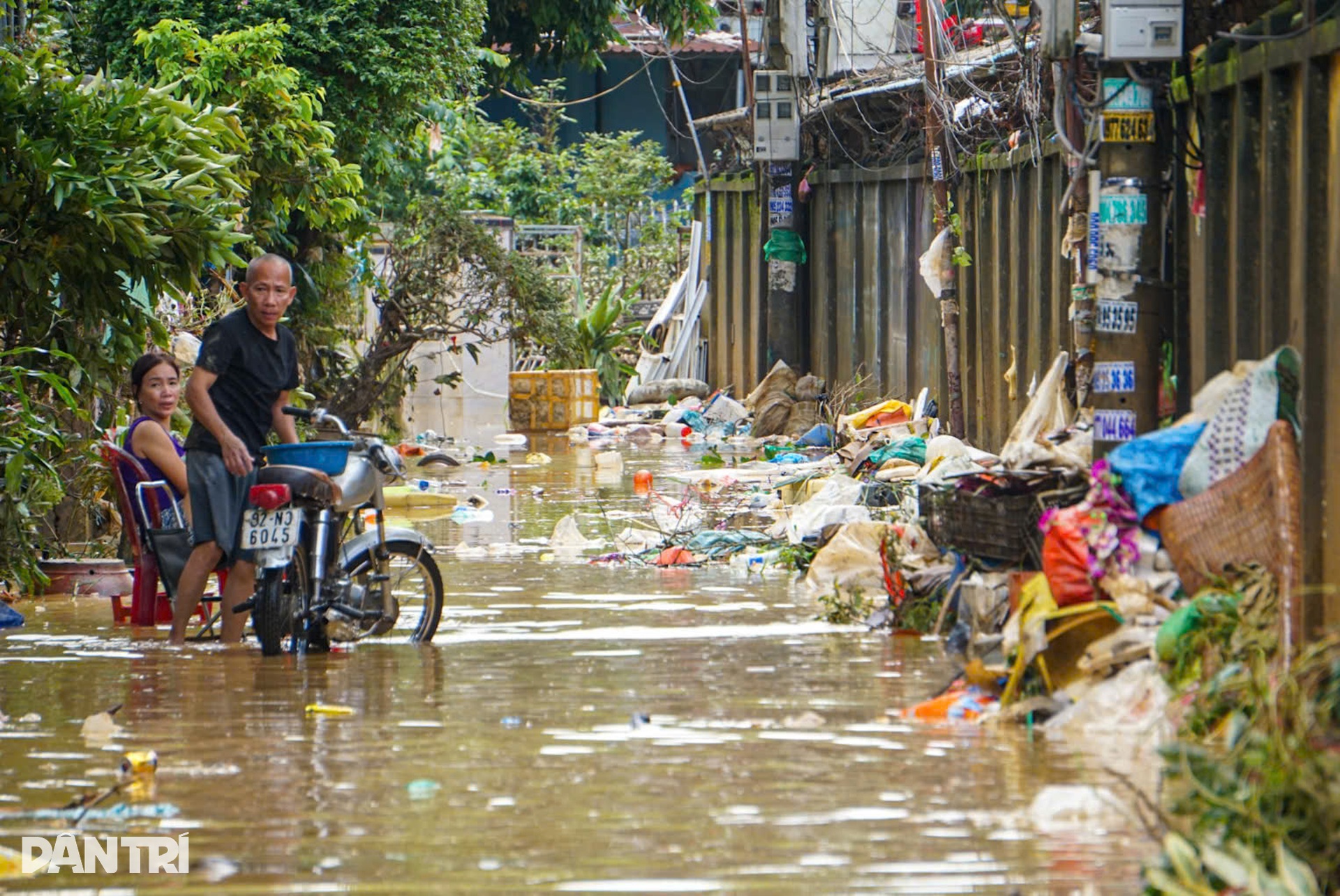 Ô tô chết la liệt, bùn và rác phủ kín khắp nơi sau lũ - 10 Ô tô chết la liệt, bùn và rác phủ kín khắp nơi sau lũ - 10