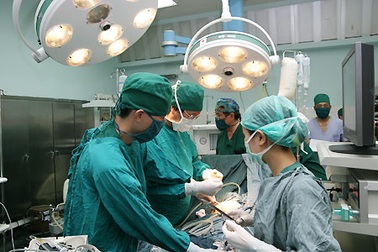 Xuất ngoại nâng mũi, nhiều quý ông ngậm đắng…